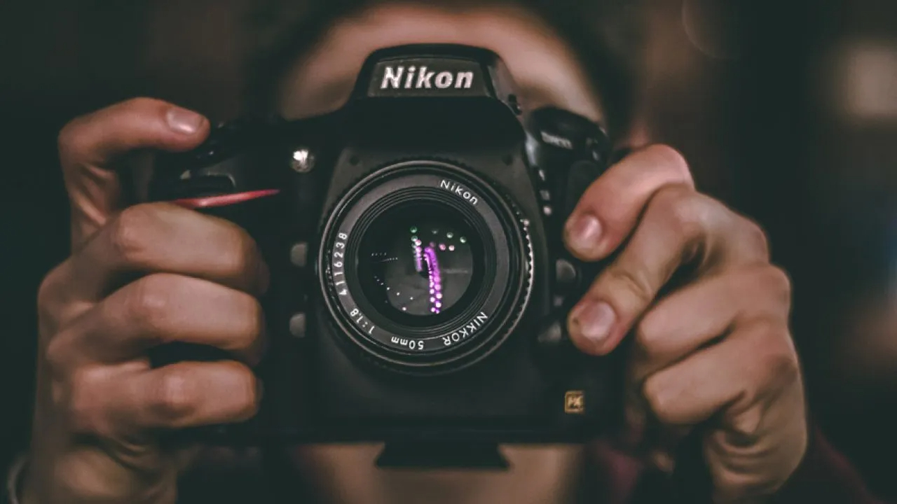 Secure Your Gear: Top Nikon Camera Straps for Comfort and Style插图3