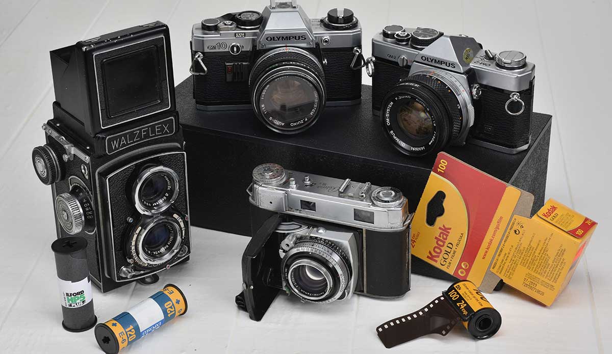 Preserving History: The Journey of Old Cameras Through the Ages插图4